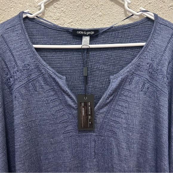 Cable & Gauge Blue Embroidered Textured V-Neck Top NWT 2X - Picture 3 of 5